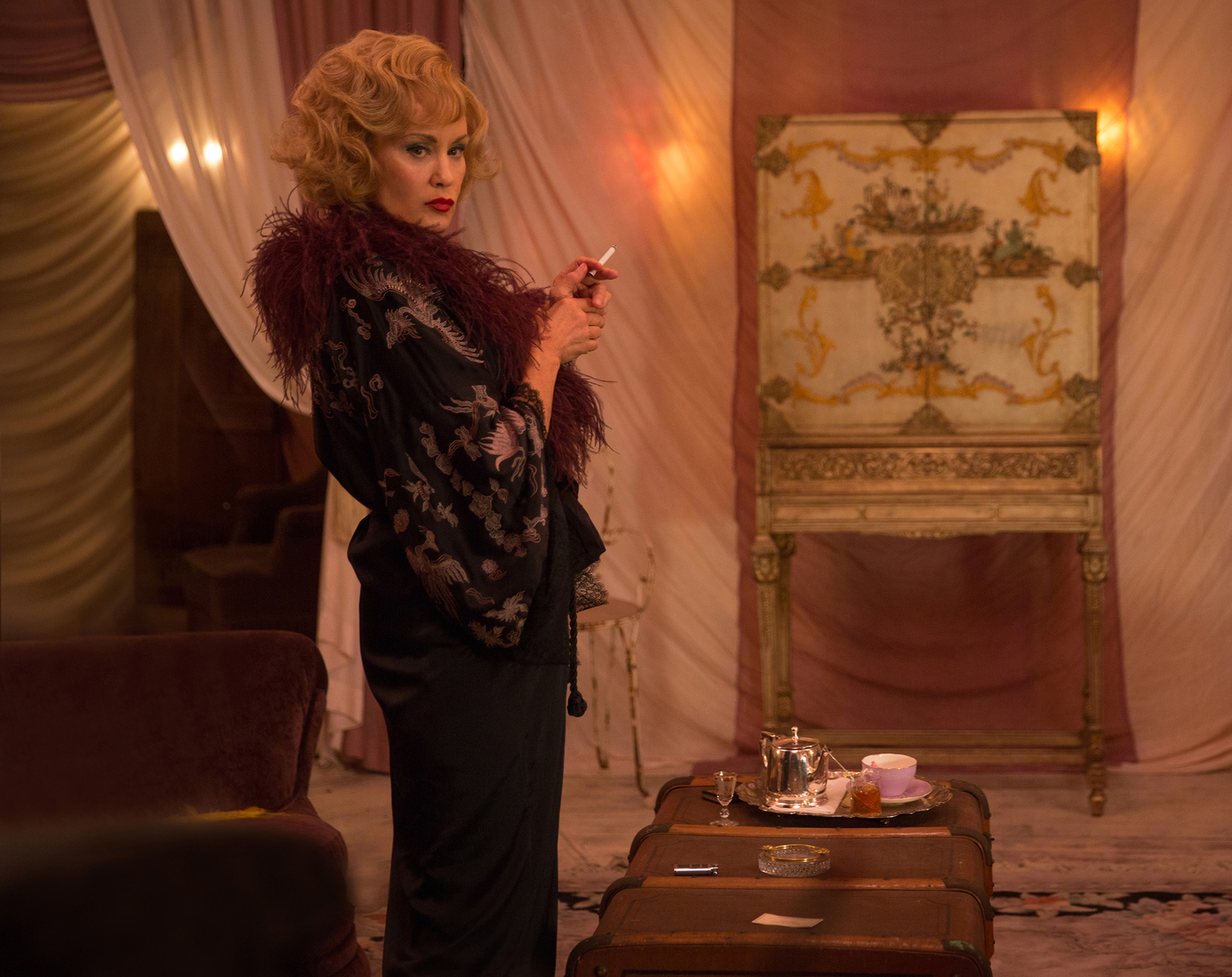 Jessica Lange and Kathy Bates camp it up on 'Horror Story